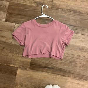 woman’s cropped pink tee